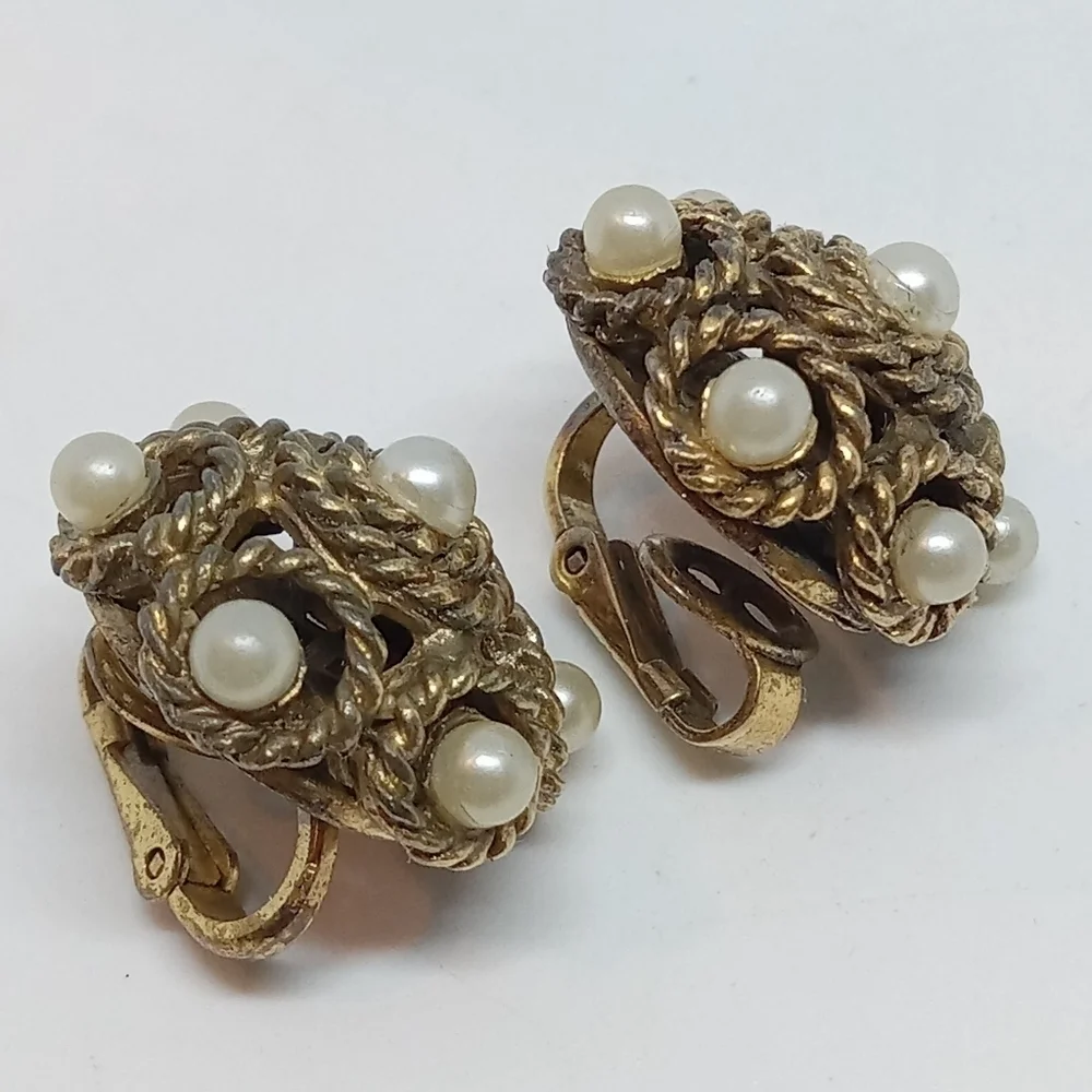 * vintage Crown Trifari early gold tone faux 7 pearl round clip on earrings